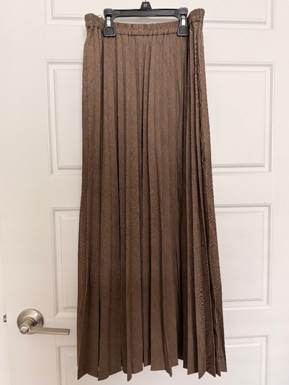 Brown plaid pleated long skirt featuring an elastic waistband and fine vertical